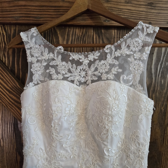 NWOT Elegant White Wedding Gown With Floral Lace Bodice Tulle Overlay Size 2 - Picture 3 of 13